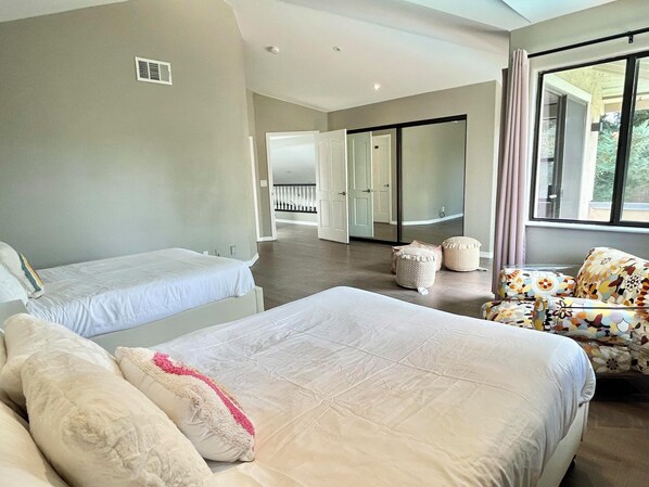 4 bedrooms, desk, free WiFi, bed sheets