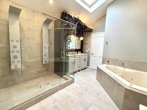 Douche, baignoire à jets, sèche-cheveux, bidet