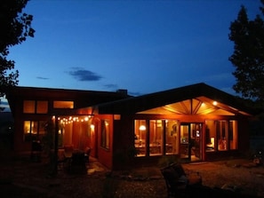 Exterior - The Moab Pearl Ecolodge I Peaceful Retreat I Private Hot Tub I 360° Views! (Moab)