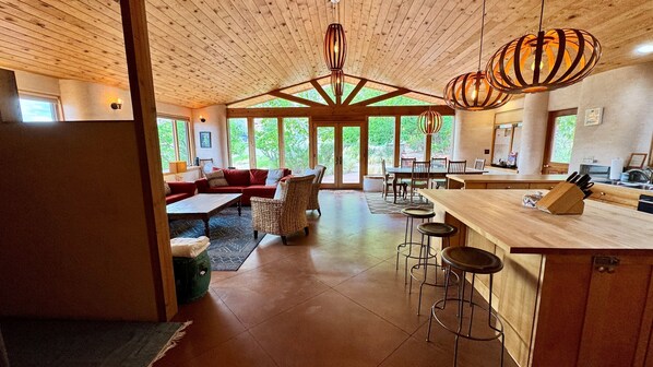 Smart TV, video games, DVD player, books - The Moab Pearl Ecolodge I Peaceful Retreat I Private Hot Tub I 360° Views! (Moab)