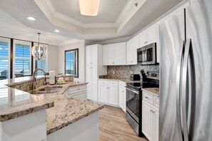 Køleskab, mikrobølgeovn, ovn, kogeplade