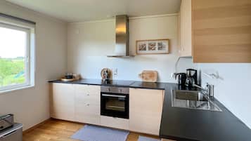 Kaffetrakter/tekoker, kjøleskap, mikrobølgeovn og ovn