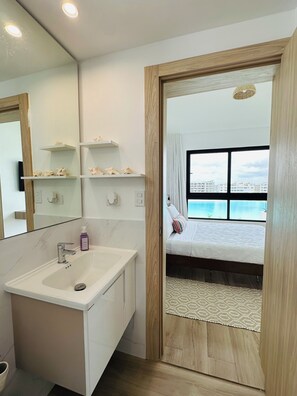 2 室のベッドルーム、セーフティボックス (室内)、アイロン / アイロン台、WiFi (無料)