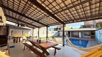 Eenvoudige villa | Buiten dineren