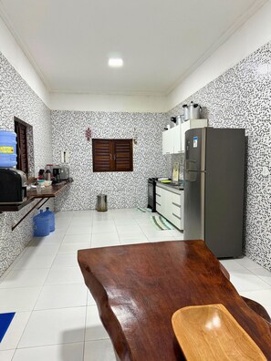 Villa | Privékeuken | Een koelkast met diepvriezer, een microgolfoven, een oven, een kookplaat