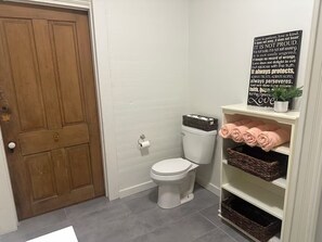 シャワー、ヘアドライヤー、タオル、石鹸