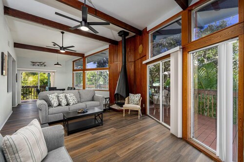 Relaxed Vibe, Huge Shade Filled Hang Out, Private Grill, Steps to Sugar White Sand Beach!