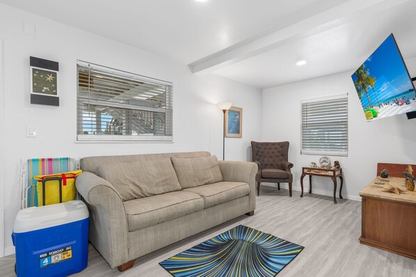 Smart TV - Walk To Beach, North End Restaurants, Night Life Steps Away! (Fort Myers Beach)