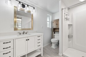 Shower, towels - Walk To Beach, North End Restaurants, Night Life Steps Away! (Fort Myers Beach)