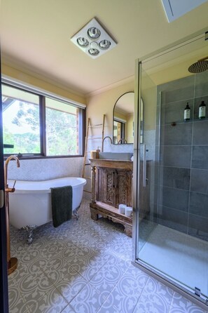 Hair dryer, towels, soap, shampoo - Tuscan Farmhouse (Don Valley)
