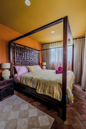 4 bedrooms, iron/ironing board, WiFi, bed sheets