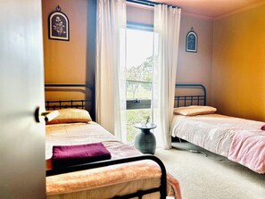 4 bedrooms, iron/ironing board, WiFi, bed sheets