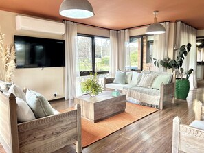 TV, fireplace