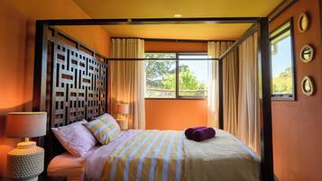 4 bedrooms, iron/ironing board, WiFi, bed sheets