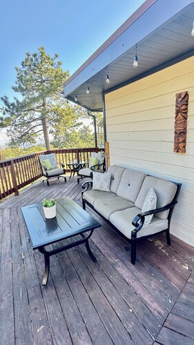 Quiet cabin in Idyllwild. Stunning Views, Cozy, Private, Pet and kid Friendly.