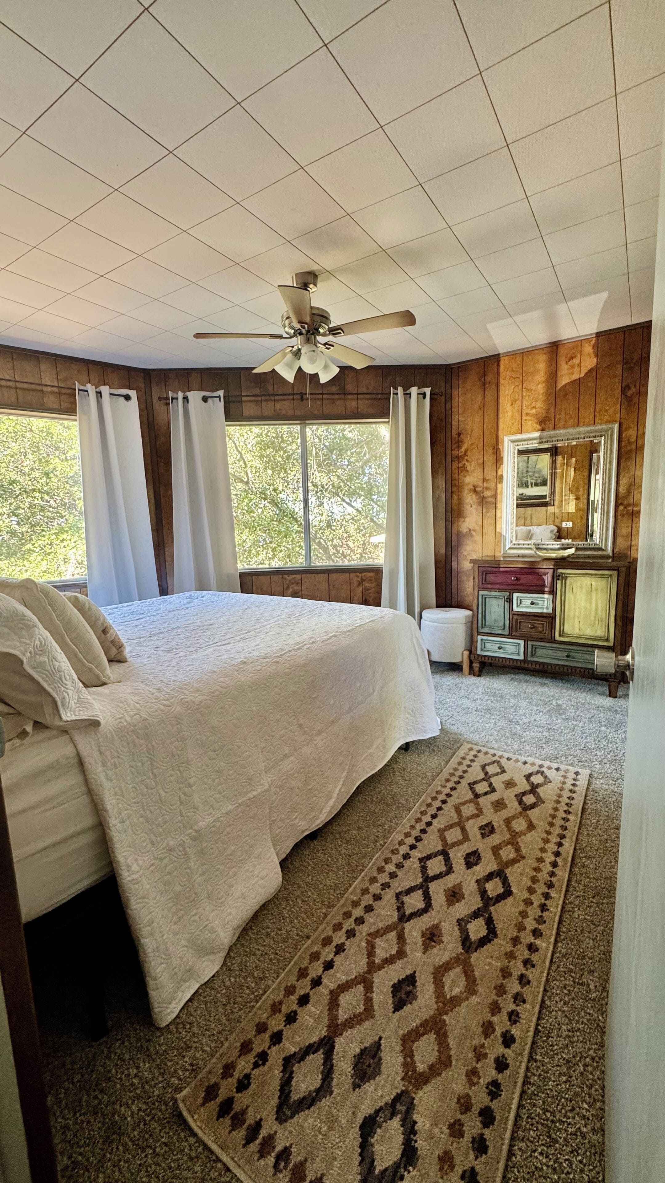 2 habitaciones, escritorio, tabla de planchar con plancha y wifi gratis 