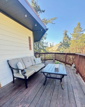 Property grounds - Quiet cabin in Idyllwild. Stunning Views, Cozy, Private, Pet and kid Friendly. (Idyllwild-Pine Cove)