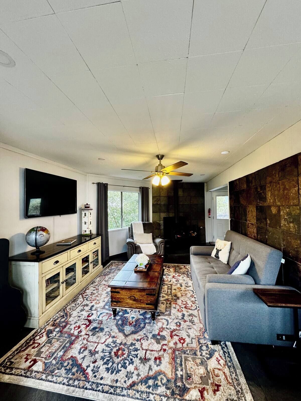 Smart-tv, eldstad, böcker och ett filmbibliotek