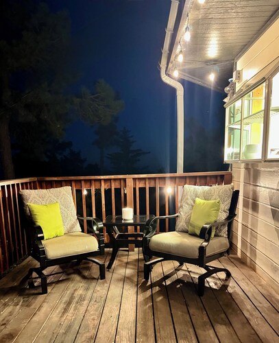 Quiet cabin in Idyllwild. Stunning Views, Cozy, Private, Pet and kid Friendly.