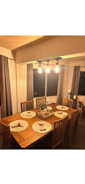 Dining - Quiet cabin in Idyllwild. Stunning Views, Cozy, Private, Pet and kid Friendly. (Idyllwild-Pine Cove)