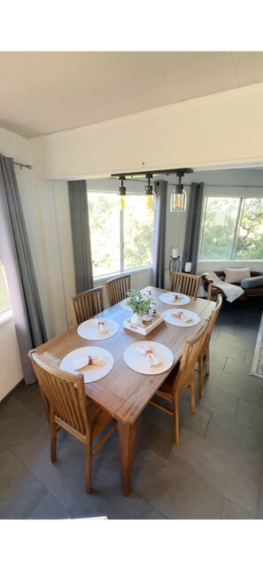 Dining - Quiet cabin in Idyllwild. Stunning Views, Cozy, Private, Pet and kid Friendly. (Idyllwild-Pine Cove)