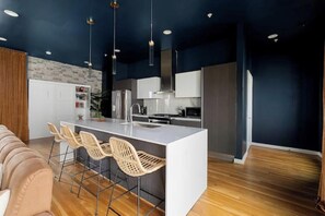 Private kitchen - Charming 2-bedroom house with AC in Dallas (Dallas)