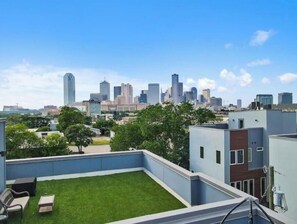 Property grounds - Charming 2-bedroom house with AC in Dallas (Dallas)