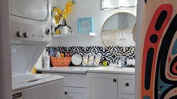 Réfrigérateur, micro-ondes, plaque de cuisson, cafetiÚre/bouilloire