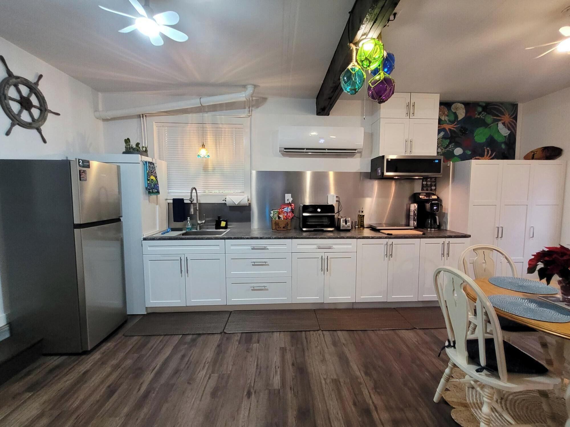 Réfrigérateur, four à micro-ondes, surface de cuisson, cafetière-théière