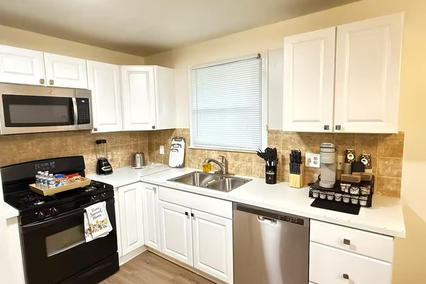 Een koelkast, een microgolfoven, een oven, een kookplaat