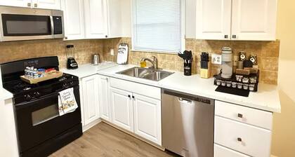 Gorgeous 3-bedroom house with AC in charming Petersburg