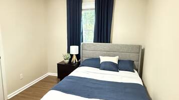 3 habitaciones, escritorio, tabla de planchar con plancha y wifi gratis