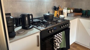 A modern kitchen with a gas stove, a coffee maker, and a kettle. - Luxury with a 2 min walk to beach! A new way to Rosebud (Rosebud)