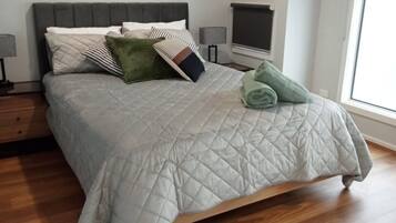 3 soveværelser, pengeskab på værelset, skrivebord, strygejern/strygebræt