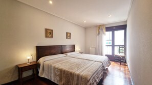 2 habitaciones, tabla de planchar con plancha y ropa de cama
