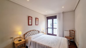 2 makuuhuonetta, silitysrauta/-lauta, vuodevaatteet, pääsy pyörätuolilla