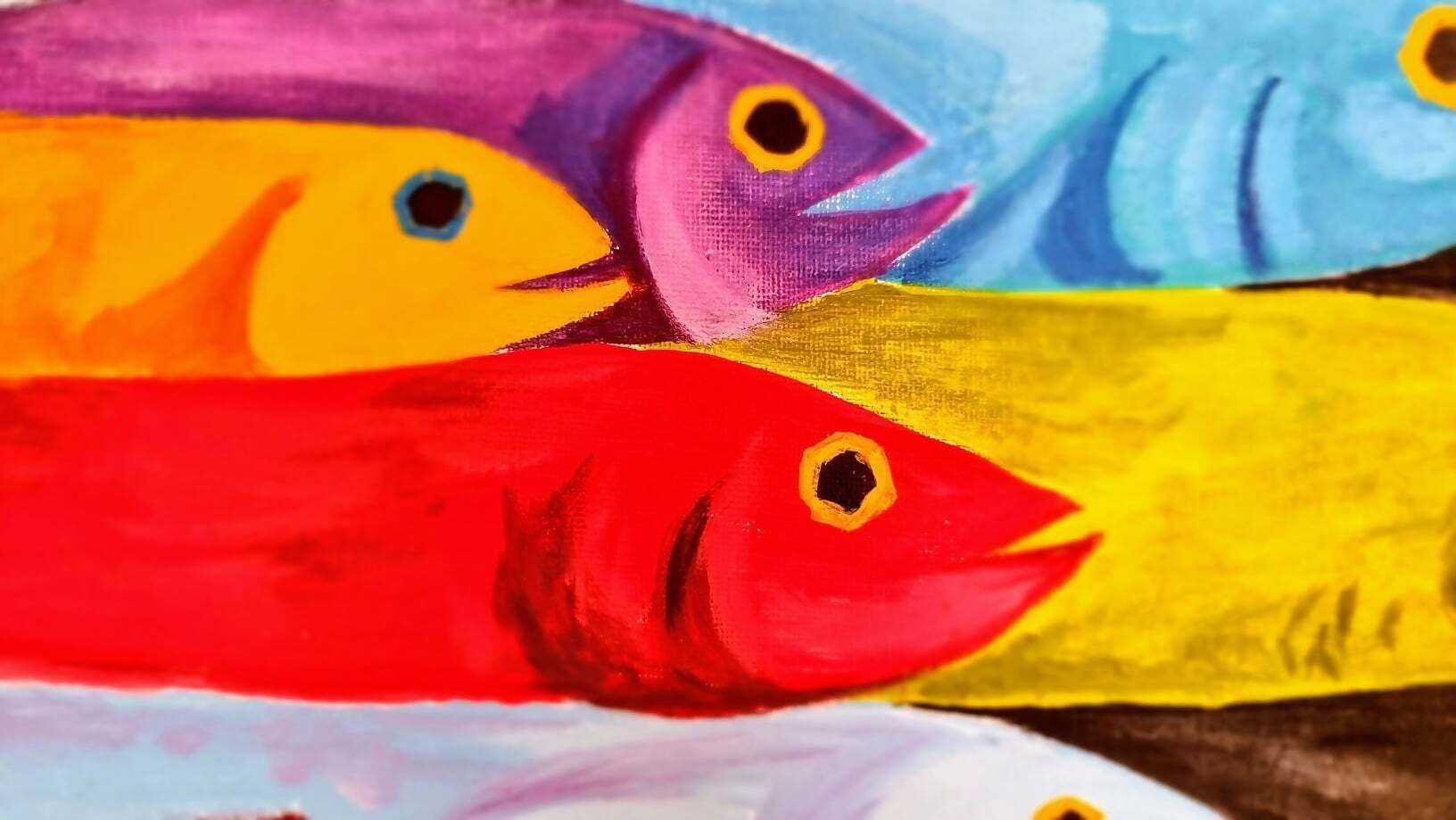 Un gros plan de poissons colorés peints sur une surface.