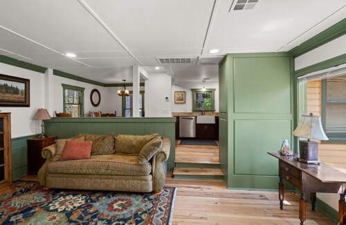 The Williams - luxe 2-bedroom cottage w/onsite parking in downtown Jacksonville