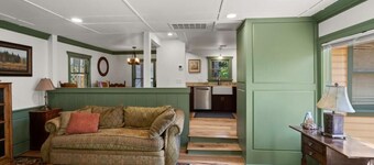 The Williams - luxe 2-bedroom cottage w/onsite parking in downtown Jacksonville