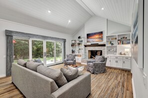 TV connectée, cheminée, livres