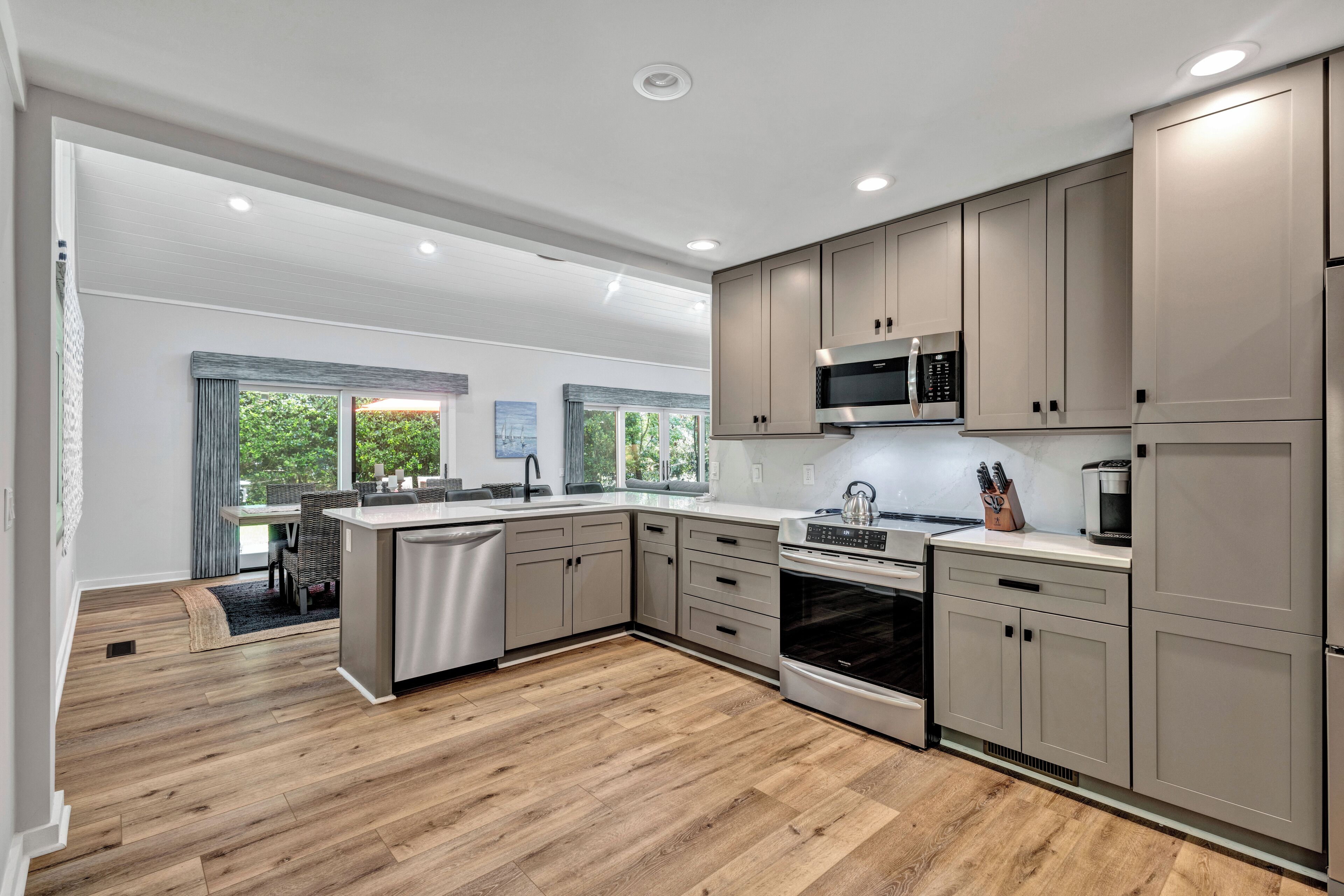 Kjøleskap, mikrobølgeovn, ovn og kokeplater