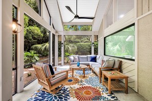 TV connectée, cheminée, livres