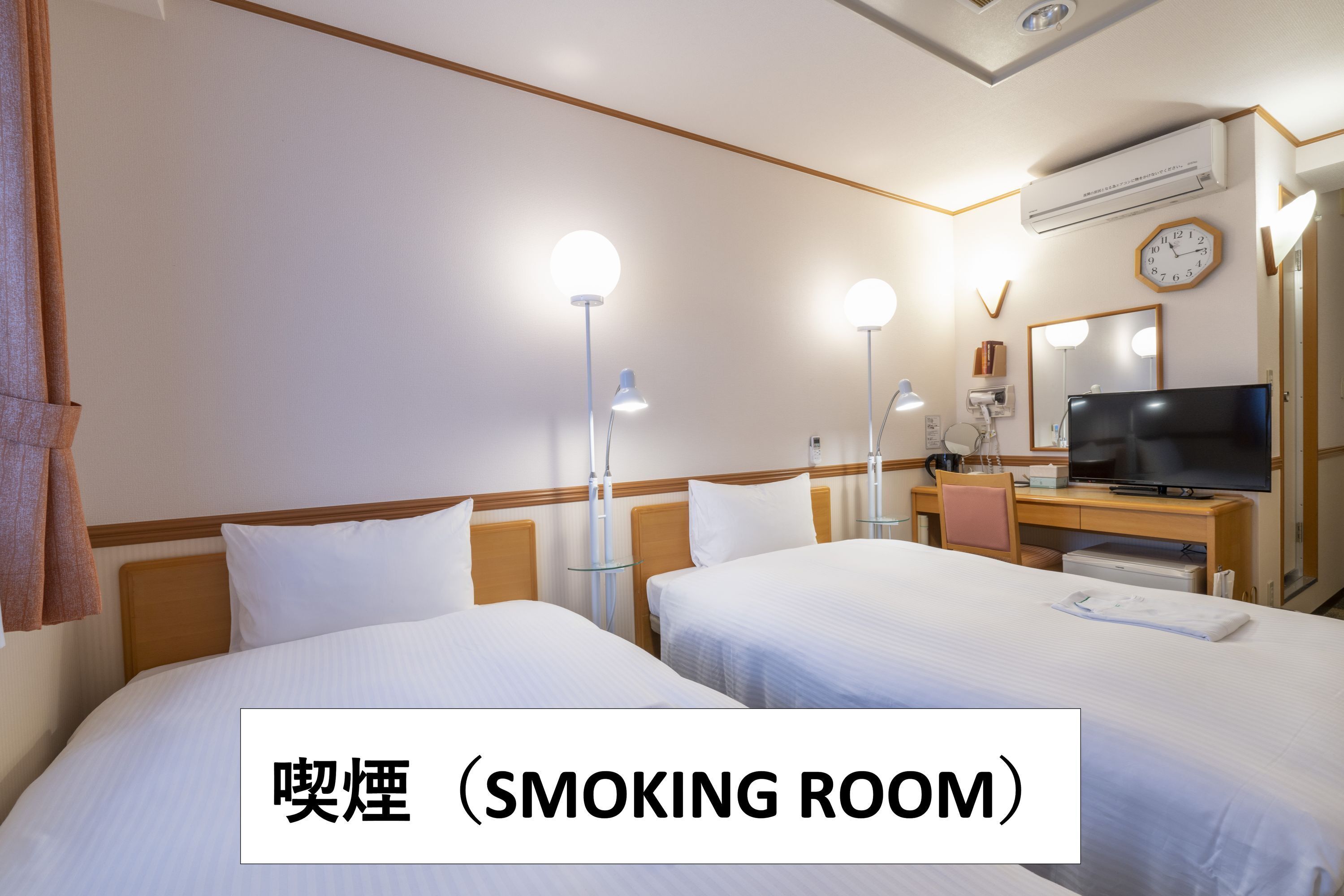 Habitación con 2 camas individuales, fumadores | Escritorio y wifi gratis