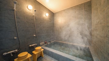 Quarto conforto, sacada, vista para a montanha | Banheiro | Banheira e chuveiro separados, produtos de toalete grátis