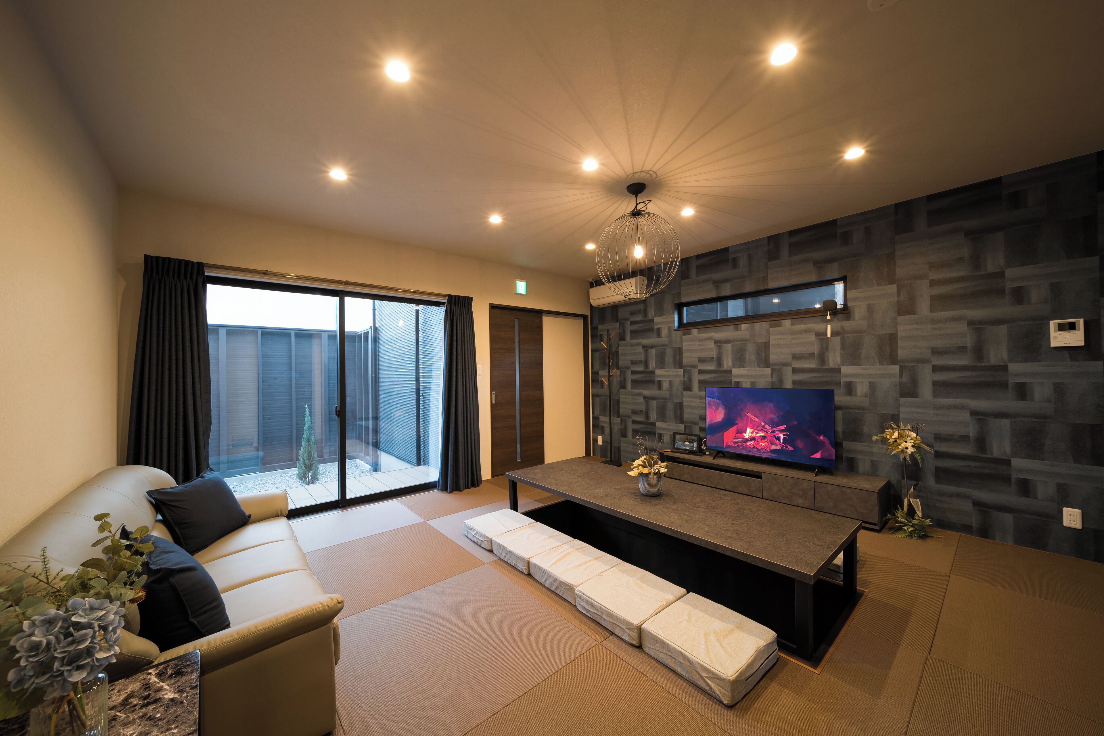 Deluxe Room, Balcony, Mountain View | Living area