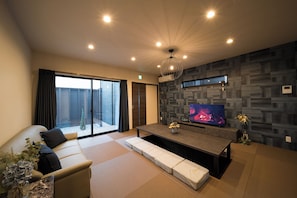 Deluxe Room, Balcony, Mountain View | Living area