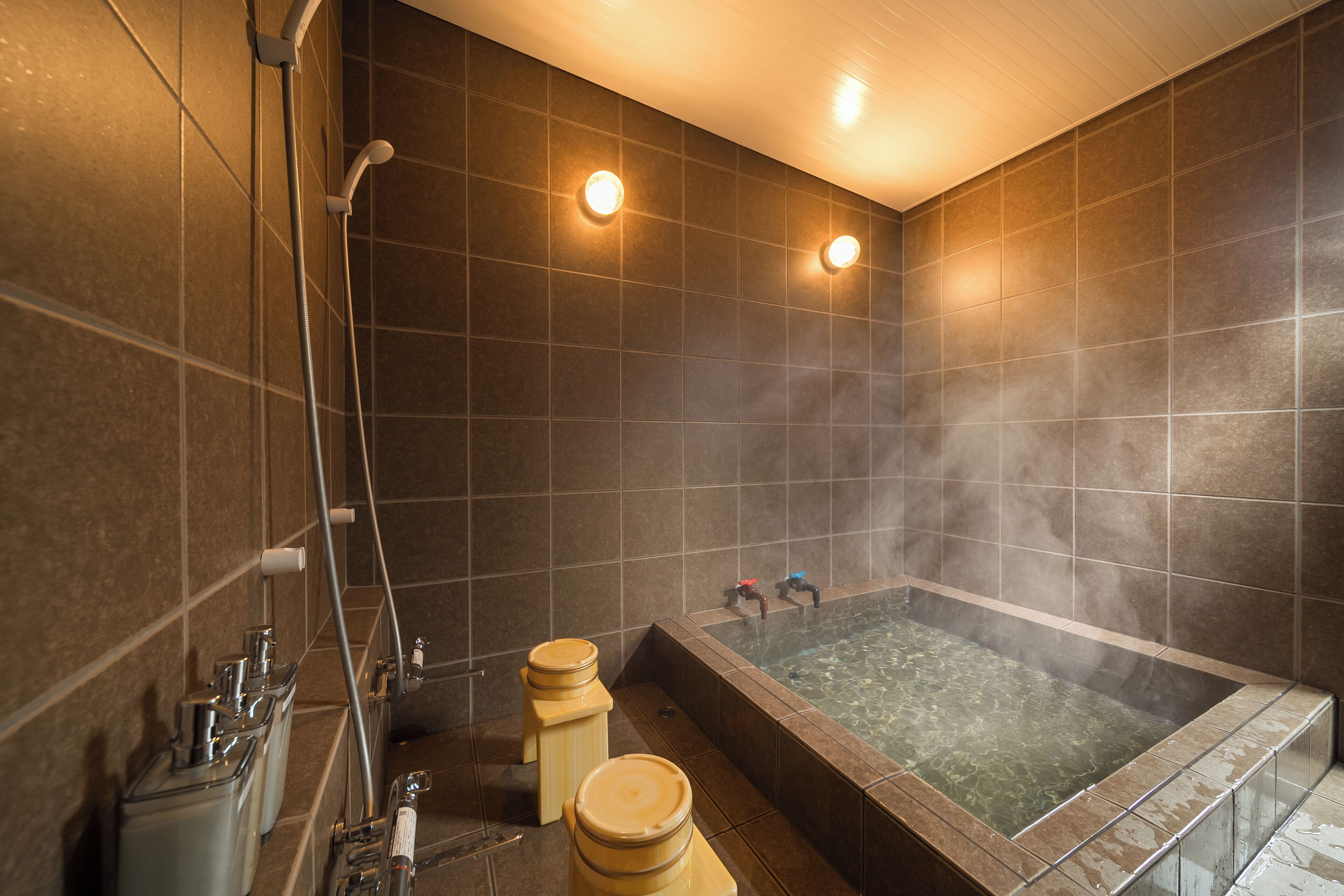 Deluxe-Zimmer, Balkon, Bergblick | Badezimmer | Badewanne und Dusche (separat), kostenlose Toilettenartikel