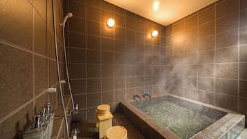 Deluxe Room, Balcony, Mountain View | Bathroom | Separate tub and shower, free toiletries, hair dryer, slippers