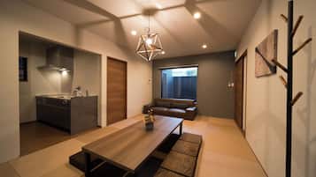 Habitación Confort, balcón, vista a la montaña | Área de sala de estar