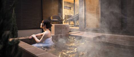 Bañera y ducha independientes, artículos de tocador gratuitos